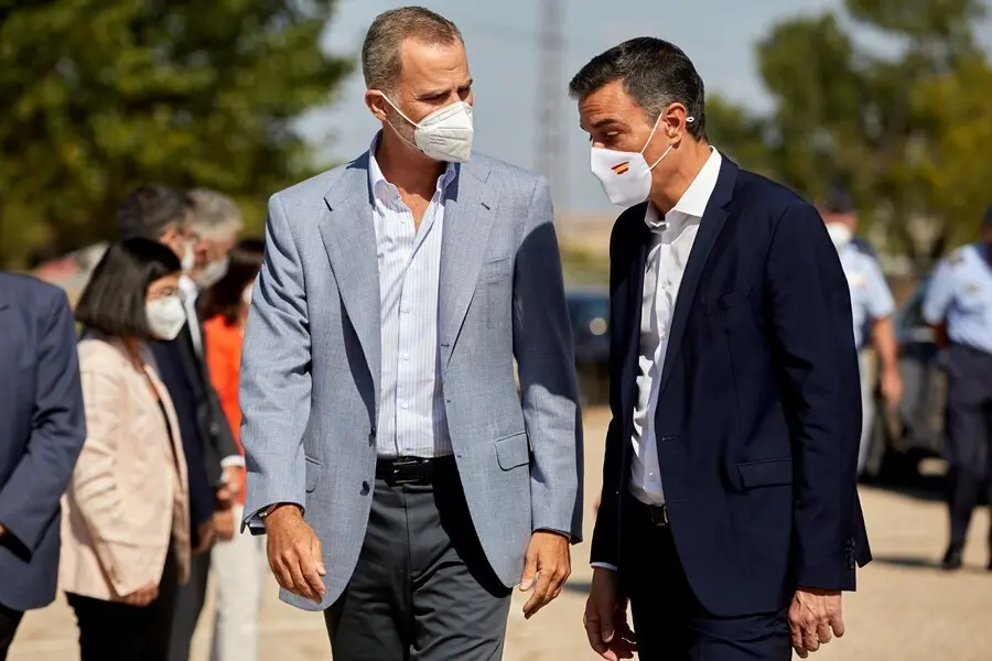 El Rey Felipe VI (i) y el presidente del Gobierno, Pedro S&aacute;nchez, conversan a su llegada al Pabell&oacute;n de Cuadros de Mando de la Base A&eacute;rea de Torrej&oacute;n donde han acudido para visitar el dispositivo provisional en Torrej&oacute;n de Ardoz, a 28 de agosto de 2021, e