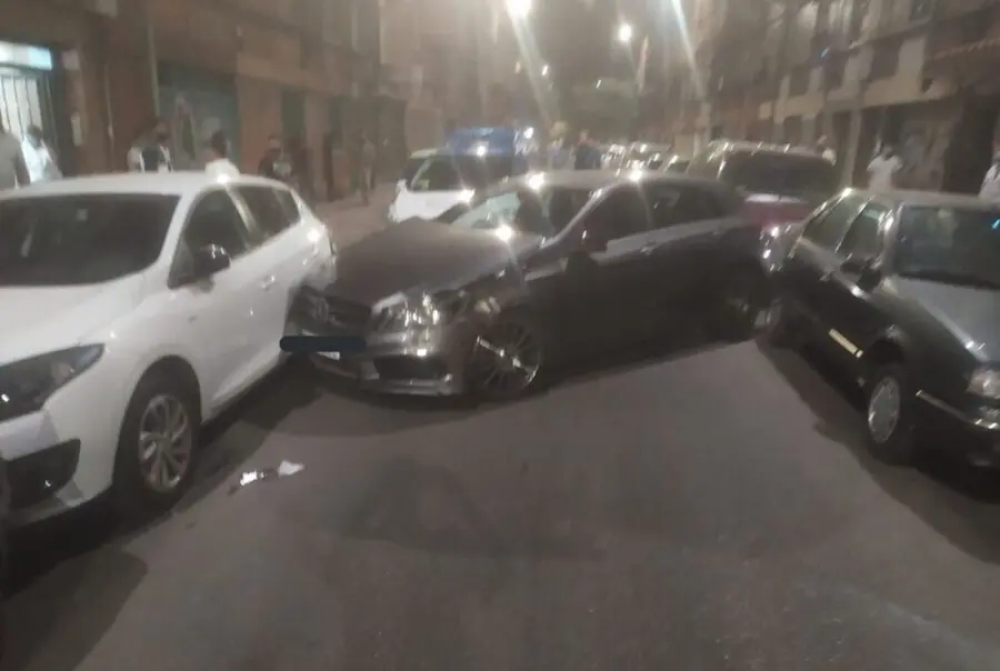 Veh&iacute;culo abandonado en la calzada tras chocar con 25 veh&iacute;culos en el barrio vallisoletano de La Rondilla.