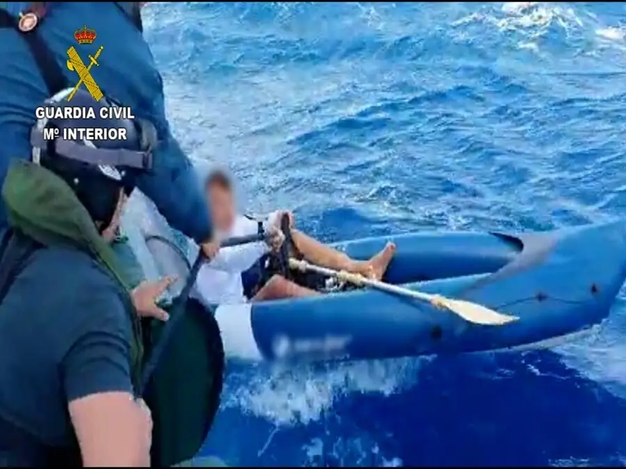 Rescate de una embarcaci&oacute;n peque&ntilde;a en el mar