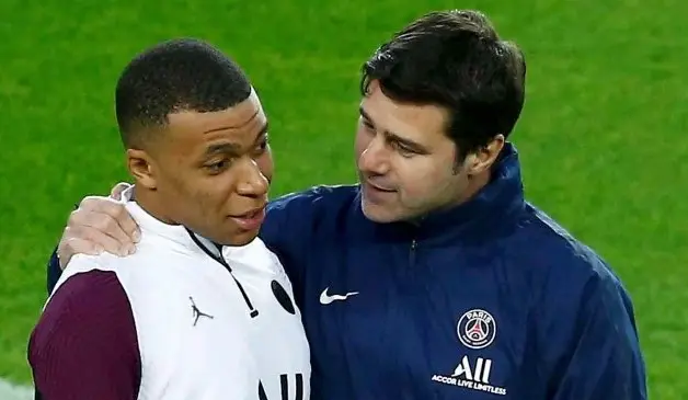 Mbapp&eacute; y el entrenador del Paris Saint-Germain, Mauricio Pochettino.