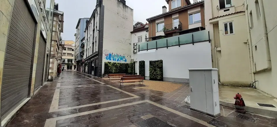 Vista de la obra realizada por el Ayuntamiento en el exterior del TMCE. / S. D&iacute;az