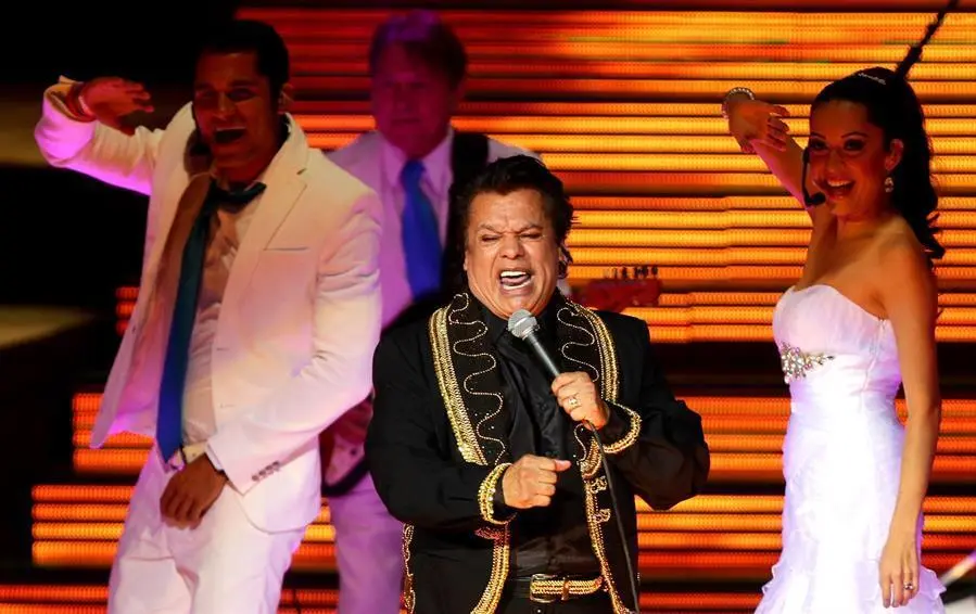 Fotograf&iacute;a de archivo fechada el 19 de octubre de 2013 que muestra al cantante y compositor mexicano Juan Gabriel en un concierto en Guadalajara (M&eacute;xico). &Uacute;nico en su estilo, innovador y controvertido, Juan Gabriel no tuvo a miedo a ser &eacute;l mismo y en su camino dej&oacute; un legado de m&uacute;sica popular mexicana conocida y admirada en el mundo. Tras cinco a&ntilde;os de su muerte, su grandeza perdura. EFE/Ulises Ruiz Basurto/Archivo