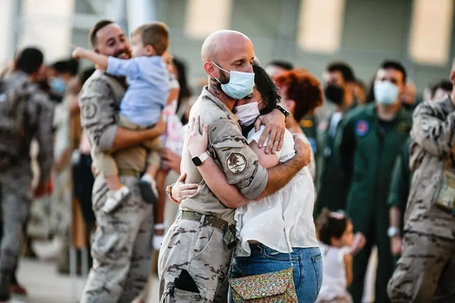 El reencuentro de los militares con sus familiares ha tenido lugar en las pistas de la Base A&eacute;rea.