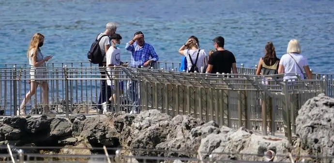 Varias personas por la zona de las focas en el zoo de La Magdalena en Santander. / Hardy