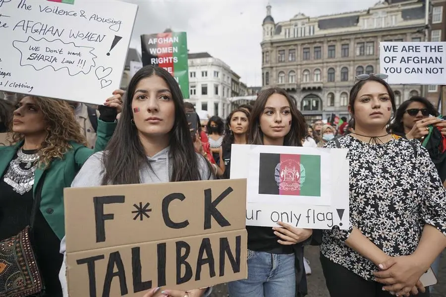 Manifestantes en la plaza Dam durante la manifestaci&oacute;n Todo derecho afgano a una existencia segura, &Aacute;msterdam, Pa&iacute;ses Bajos, 28 de agosto de 202. EFE