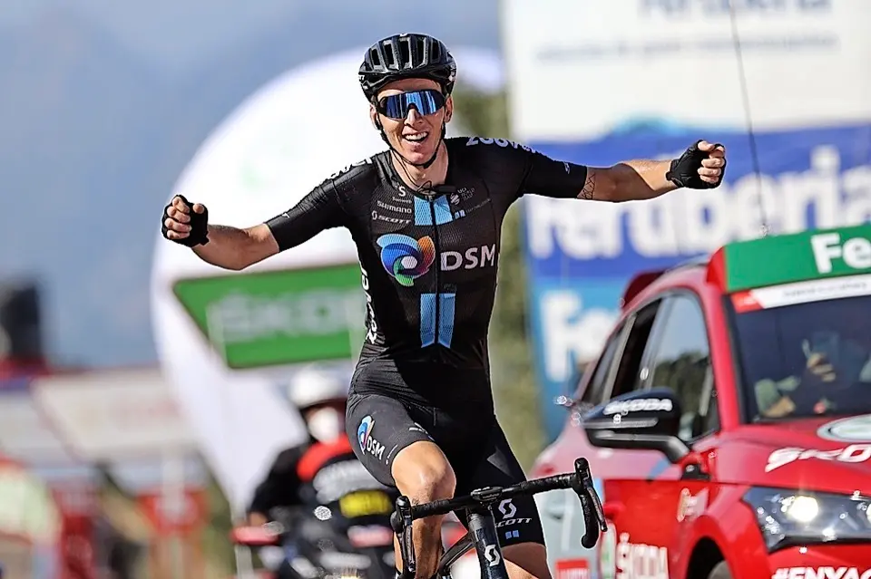 PICO VILLUERCAS (C&Aacute;CERES), 28/08/2021.- El franc&eacute;s Romain Bardet (DSM) celebra su victoria en la 14&ordf; etapa de LaVuelta Ciclista a Espa&ntilde;a disputada este s&aacute;bado entre las localidades de Don Benito (Badajoz) y Pico Villuercas (C&aacute;ceres), 165,7 km de recorrido. EFE/Manuel Bruque