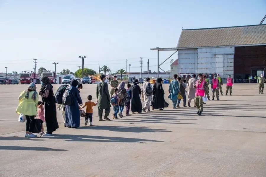 Un grupo de refugiados afganos llegan a la base de Rota en un avi&oacute;n militar estadounidense