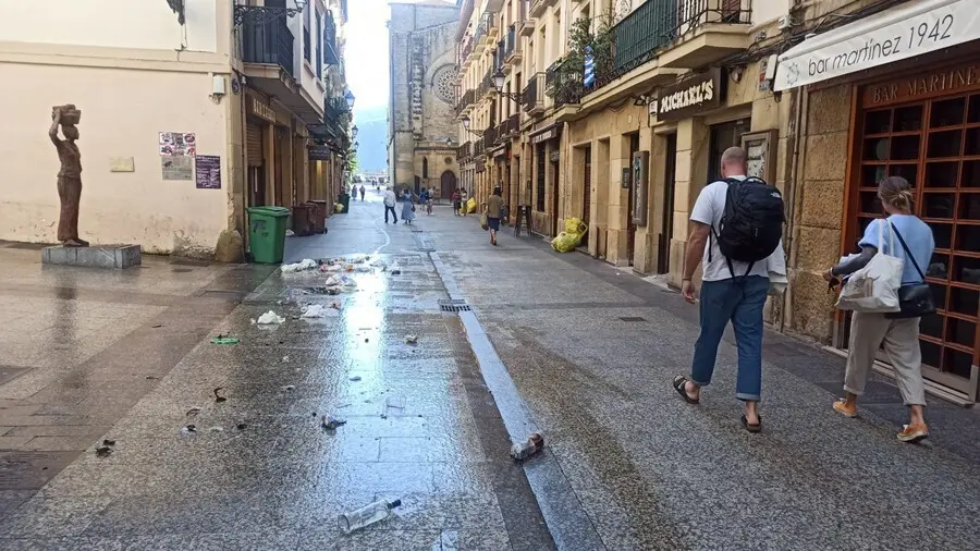 Restos de botellas y suciedad en la Parte Vieja de San Sebasti&aacute;n durante la ma&ntilde;ana del domingo,  29 de agosto de 2021