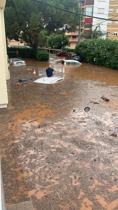 Veh&iacute;culos anegados en Benic&agrave;ssim (Castell&oacute;n)