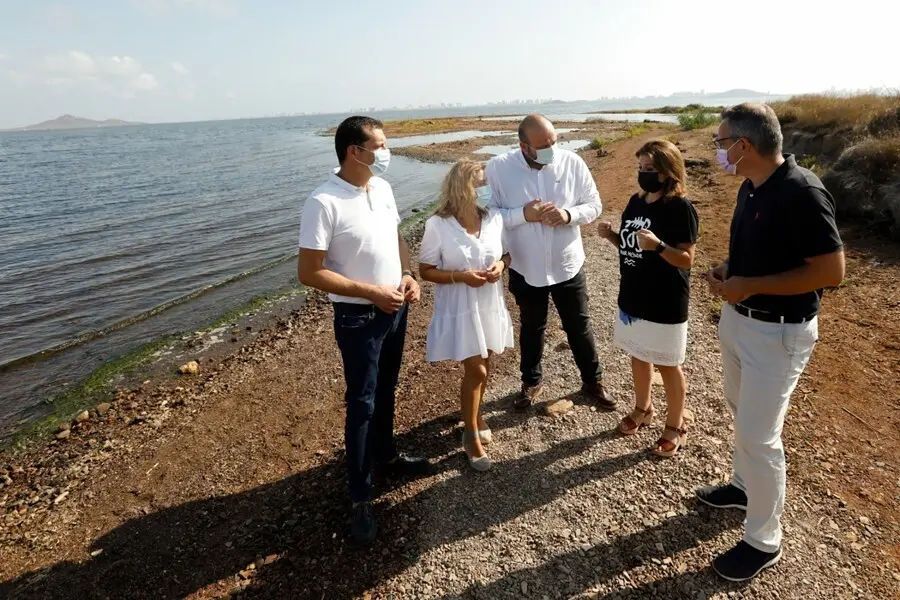 La vicesecretaria general del PSOE y portavoz del Grupo Socialista en el Congreso, Adriana Lastra, durante su visita al Mar Menor con dirigentes del partido