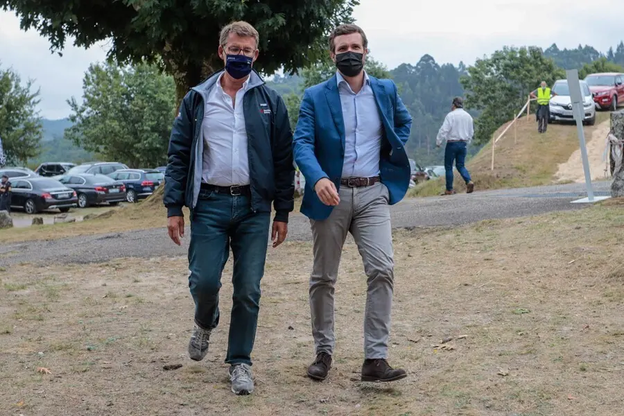 El presidente del PPdeG, Alberto N&uacute;&ntilde;ez Feij&oacute;o, y el presidente nacional del PP, Pablo Casado, a su llegada al acto de inicio del curso pol&iacute;tico, celebrado el 29 de agosto de 2021 en la Carballeira de San Xusto, en Cerdedo-Cotobade.