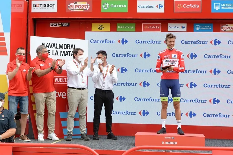 El presidente de la Junta de Castilla y Le&oacute;n, Alfonso Fern&aacute;ndez Ma&ntilde;ueco, en la 15&ordf; etapa de La Vuelta.