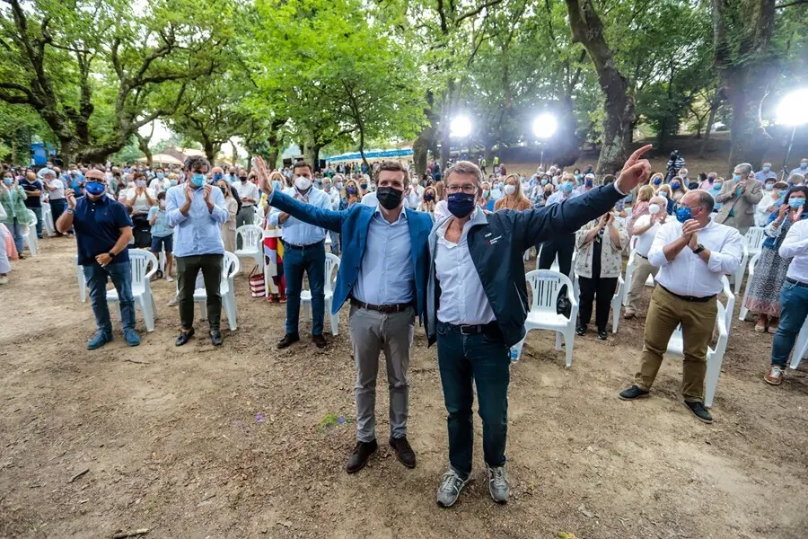 El presidente de la Xunta de Galicia, Alberto N&uacute;&ntilde;ez Feij&oacute;o (i); y el l&iacute;der del PP, Pablo Casado, en el acto de apertura del curso pol&iacute;tico del PP, a 29 de agosto de 2021, en Cerdedo-Cotobade, Pontevedra, Galicia, (Espa&ntilde;a). 