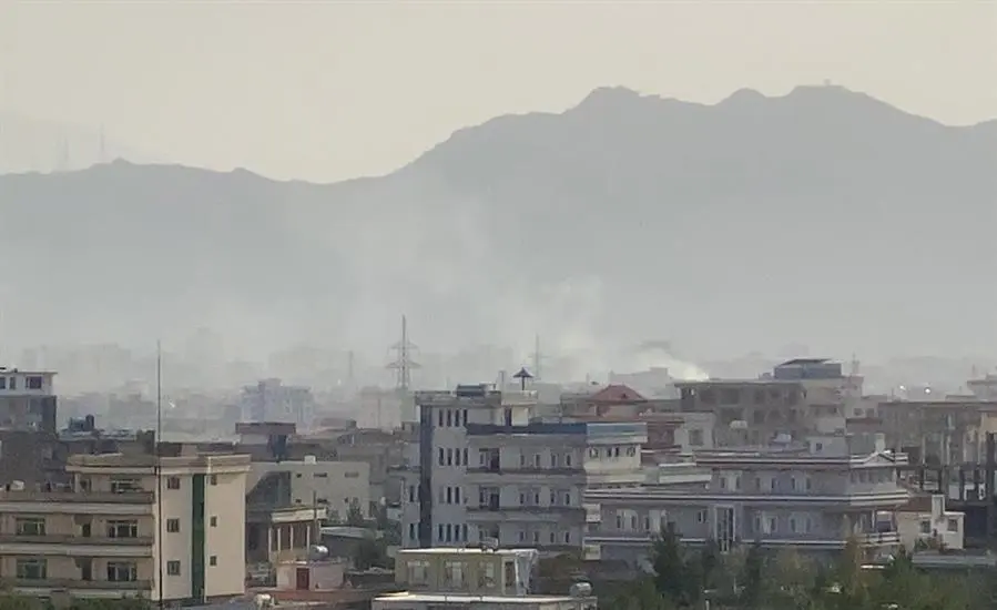 El humo ondea en el lugar de los hechos tras una explosi&oacute;n cerca del aeropuerto internacional Hamid Karzai, en Kabul, Afganist&aacute;n, el 29 de agosto de 2021.EFE/EPA/STRINGER