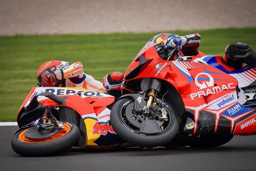 los pilotos espa&ntilde;oles de MotoGP Marc Marquez (I) del equipo Repsol Honda y Jorge Martin (D) de Pramac Racing, que se estrellan durante el Gran Premio de Motociclismo de Gran Breta&ntilde;a en el circuito de Silverstone, Gran Breta&ntilde;a, el 29 de agosto de 2021. (Motociclismo, Ciclismo, Reino Unido) EFE/EPA/WWW.MOTOGP.COM - HANDOUT HANDOUT EDITORIAL USE ONLY/NO SALES