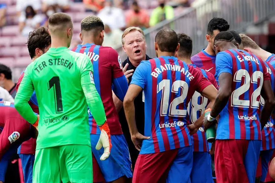 El entrenador holand&eacute;s del FC Barcelona Ronald Koeman (c) da instrucciones a sus jugadores durante el partido de la tercera jornada de La Liga disputado esta domingo en el Camp Nou entre el FC Barcelona y el Getafe CF. EFE/Quique Garc&iacute;a