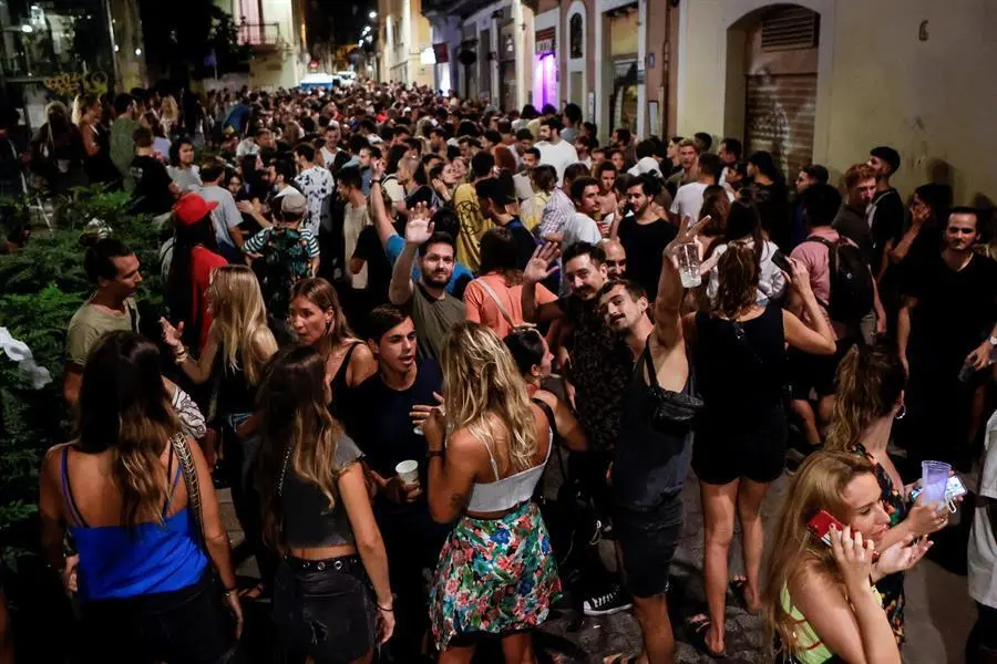 Aspecto de las fiestas del barrio Gr&agrave;cia de Barcelona despu&eacute;s de que el TSJC rechazase ayer la propuesta de la Generalitat de prorrogar una semana m&aacute;s el toque de queda en 148 municipios y la acotase a 19 localidades de m&aacute;s de 5.000 habitantes con m&aacute;s 250 casos. EFE/Quique Garc&iacute;a