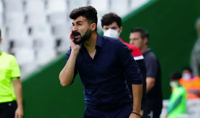 Guillermo Fern&aacute;ndez Romo, dando instrucciones a sus hombres. / Hardy
