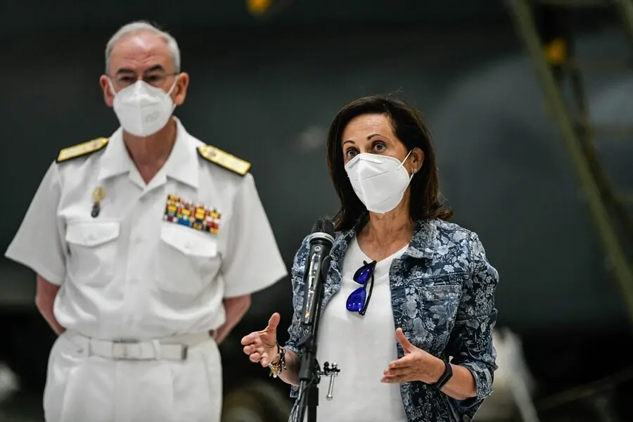 La ministra de Defensa, Margarita Robles, y el jefe de Estado Mayor de la Defensa (JEMAD), almirante general Teodoro E. L&oacute;pez Calder&oacute;n, tras recibir a los &uacute;ltimos militares espa&ntilde;oles que han participado en la repatriaci&oacute;n de afganos y colaboradores.