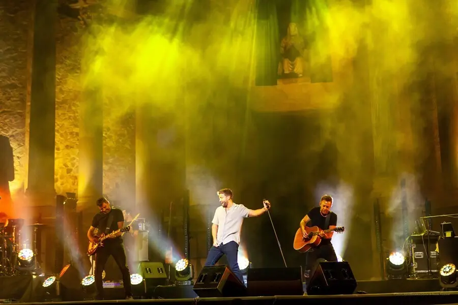 El cantante Pablo Albor&aacute;n en su actuaci&oacute;n en el Stone & Music de M&eacute;rida