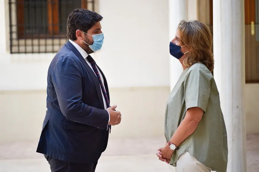 La vicepresidenta tercera y ministra de Transici&oacute;n Ecol&oacute;gica y Reto Demogr&aacute;fico, Teresa Ribera (d), y el presidente de la Regi&oacute;n de Murcia, Fernando L&oacute;pez Miras (i), en el Palacio de San Esteban, a 25 de agosto de 2021, en Murcia (Espa&ntilde;a). La vicepresiden
