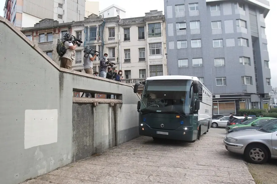 Autob&uacute;s de la Guardia Civil con detenidos por el crimen de Samuel Luiz con motivo de su comparecencia en el juzgado