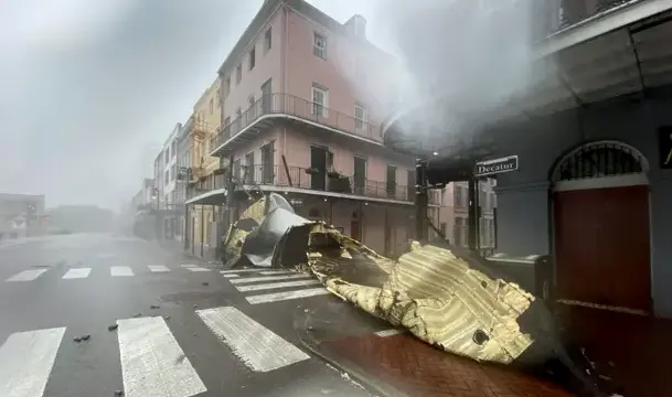 Una parte del tejado de un edificio se ve despu&eacute;s de que el hurac&aacute;n Ida golpeara Nueva Orleans el domingo despu&eacute;s de tocar tierra en Luisiana. Siga las actualizaciones en directo aqu&iacute;. Fotograf&iacute;a: Patrick T Fallon