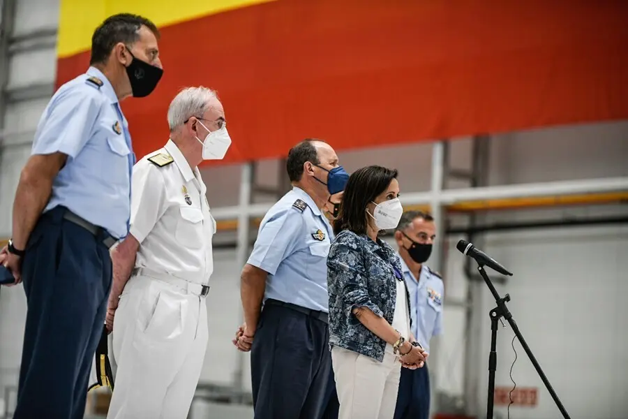 La ministra de Defensa, Margarita Robles, y el jefe de Estado Mayor de la Defensa (JEMAD), almirante general Teodoro E. L&oacute;pez Calder&oacute;n, tras recibir a los &uacute;ltimos militares espa&ntilde;oles que han participado en la repatriaci&oacute;n de afganos y colaboradores.