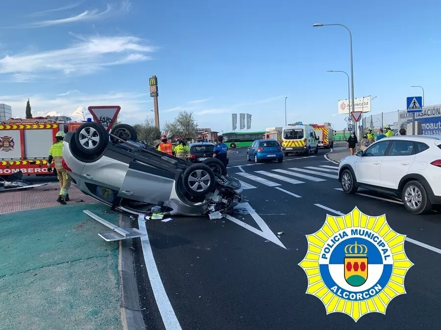 Rescatan a un conductor que quintuplicaba la tasa de alcohol permitida y volc&oacute; en un accidente en Alcorc&oacute;n