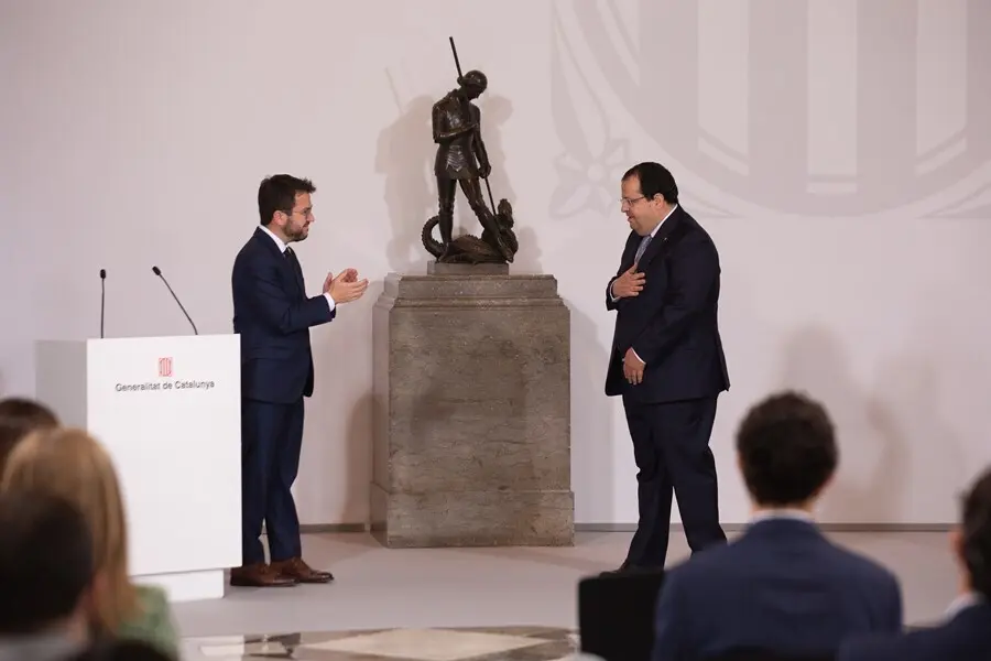 Archivo - El conseller de Interior, Joan Ignasi Elena, toma posesi&oacute;n del cargo junto al presidente de la Generalitat, Pere Aragon&egrave;s. ARCHIVO.