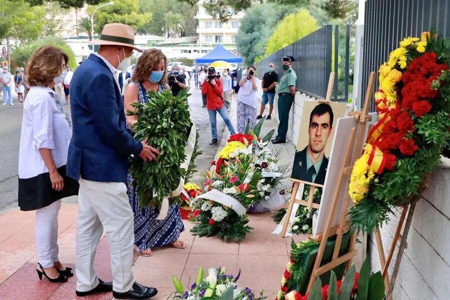 Los padres de Diego Salv&agrave;, Antonio Salv&agrave; y Montse Lezaun, acompa&ntilde;ados de la presidenta del Govern, Francina Armengol, depositan una ofrenda floral en el homenaje realizado en Calvi&agrave;.