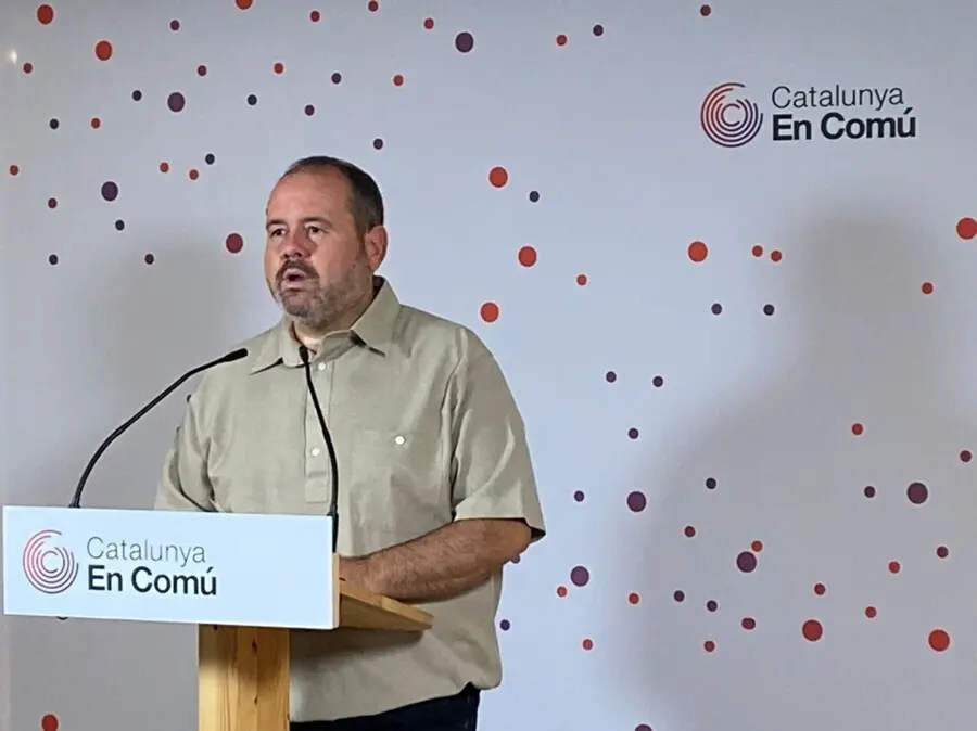 El portavoz de los comuns y diputado en el Congreso, Joan Mena, en rueda de prensa