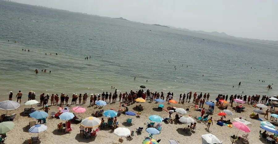 Unas 70.000 personas 'abrazan' el Mar Menor y guardan un minuto de silencio por los miles de peces muertos estos d&iacute;as