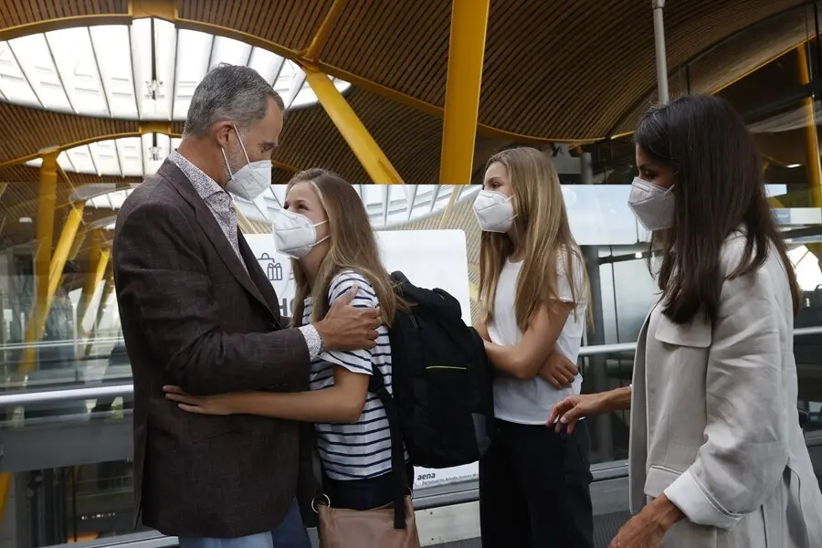 Los Reyes y la infanta Sof&iacute;a se despiden de la Princesa Leonor, que viaja a Gales a estudiar bachillerato