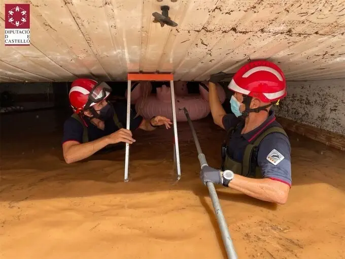 Bomberos trabajando en las inundaciones de Benic&agrave;ssim