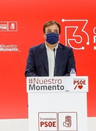 El secretario general del PSOE de Extremadura y presidente de la Junta, Guillermo Fern&aacute;ndez Vara, en rueda de prensa con motivo de la visita de la ministra de Pol&iacute;tica Territorial y portavoz del Gobierno, Isabel Rodr&iacute;guez