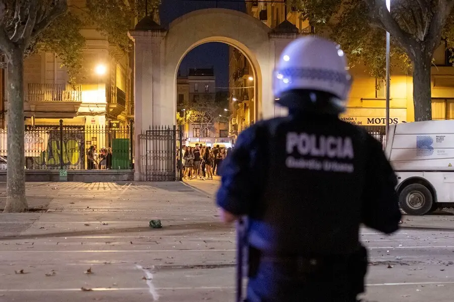 Un agente de Mossos d' Esquadra, durante la primera noche de las Fiestas de Sants, a 25 de agosto de 2021, en Barcelona, Catalunya (Espa&ntilde;a). 