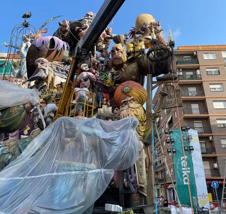 Imagen de la falla de l'Antiga de Campanar con pl&aacute;sticos para porteger alguno de sus elementos de la lluvia.