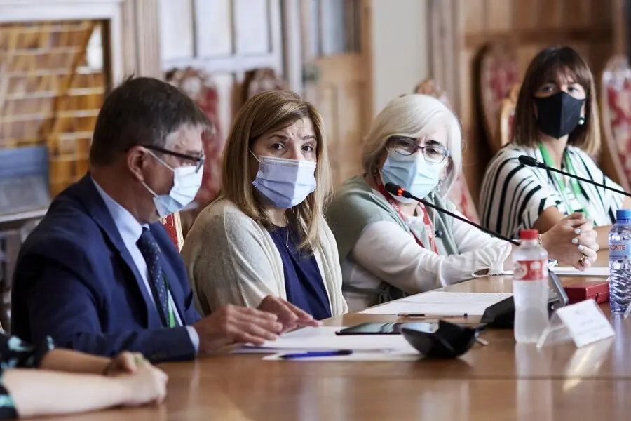 La secretaria de Estado de Cooperaci&oacute;n Internacional,  Pilar Cancela, (segunda por la izda), y la consejera de Econom&iacute;a del Gobierno de Cantabria, Mar&iacute;a S&aacute;nchez (derecha) en la inauguraci&oacute;n del curso de la UIMP 'Las tres transiciones'