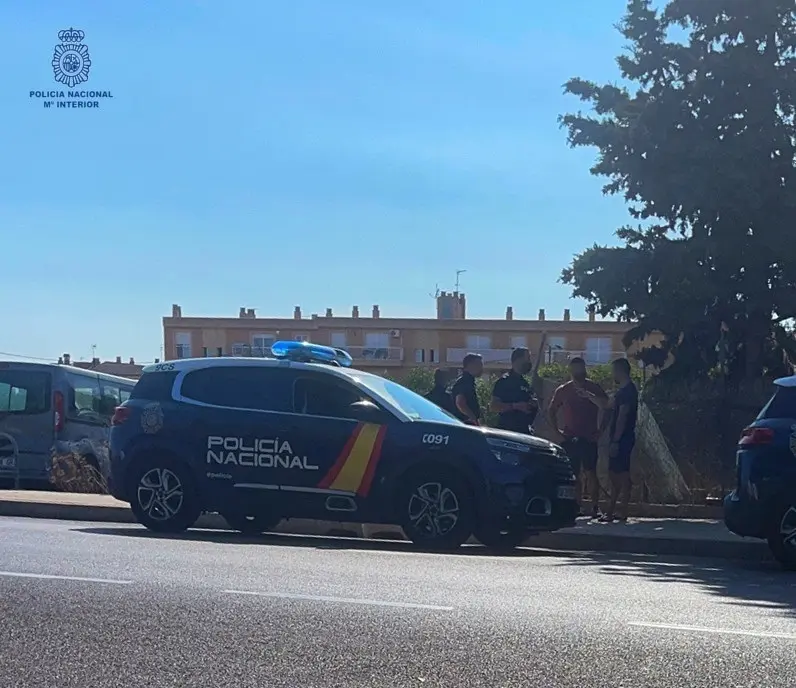 Un polic&iacute;a alumno evita que una mujer, que discut&iacute;a con su pareja, se tire por un puente.