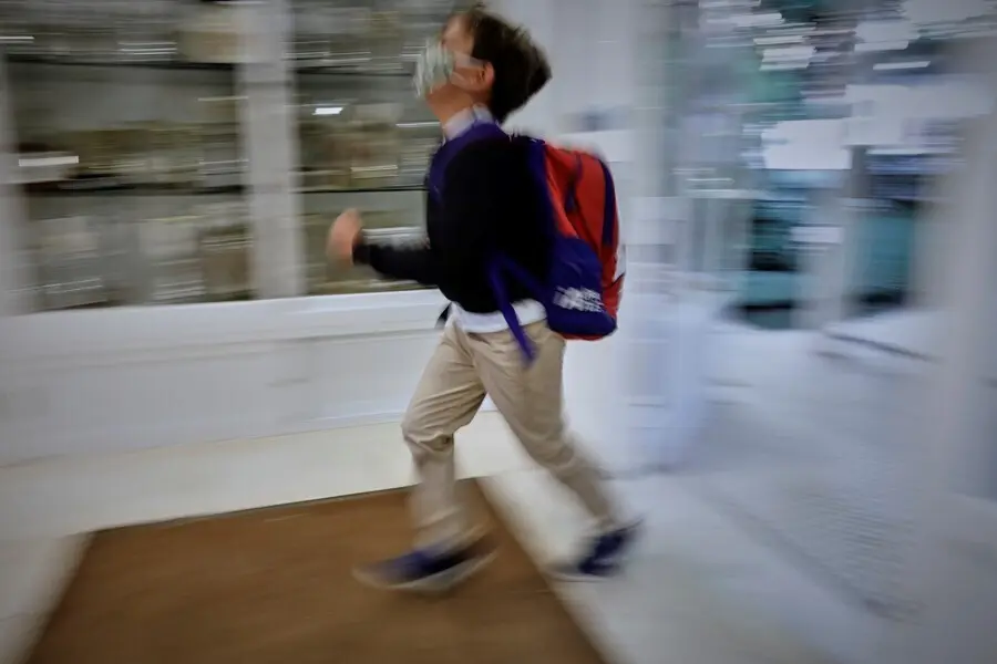 Archivo - Un ni&ntilde;o en el hall del Colegio Privado Alameda de Osuna en el primer d&iacute;a del curso escolar 2020-2021, en Madrid (Espa&ntilde;a) a 7 de septiembre de 2020. Los colegios p&uacute;blicos comenzar&aacute;n ma&ntilde;ana, 8 de septiembre, las clases de forma escalonada, que en 