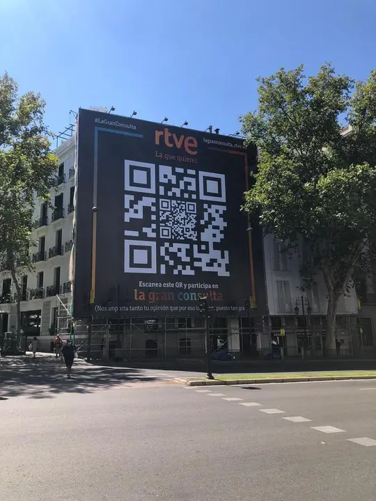 C&oacute;digo QR instalado en la plaza de la Independencia en Madrid para acceder a 'La gran consulta' de RTVE