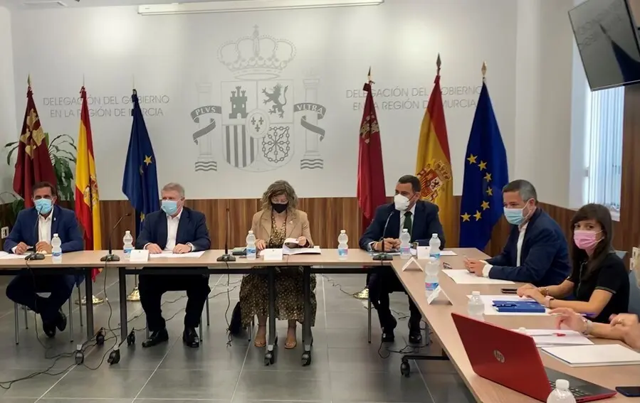 El consejero de Fomento e Infraestructuras, Jos&eacute; Ram&oacute;n D&iacute;ez de Revenga (3dcha.), durante la reuni&oacute;n de la Comisi&oacute;n t&eacute;cnica de la Sociedad Murcia Alta Velocidad, presidida por la presidenta de ADIF, Mar&iacute;a Luisa Dom&iacute;nguez