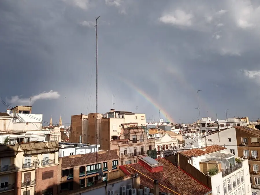 Arco&iacute;ris doble en el cielo de Val&egrave;ncia tras la tormenta