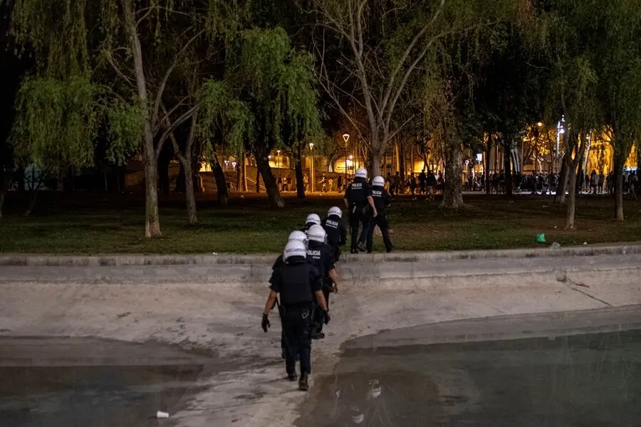 Varios agentes de Mossos d' Esquadra, en el parque de la Espanya Industrial, durante las fiestas del barrio barcelon&eacute;s de Sants. 
