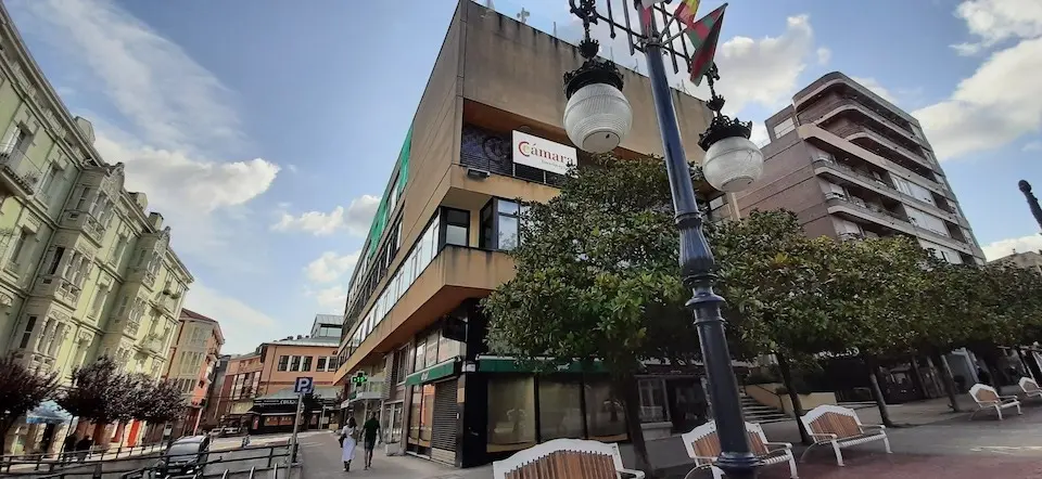 Vista del edificio de la C&aacute;mara de Comercio de Torrelavega. / S. D&iacute;az