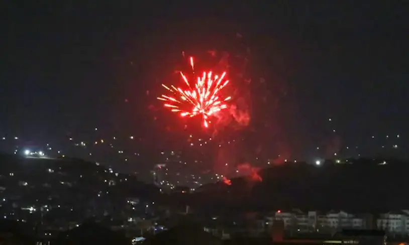 Los disparos de celebraci&oacute;n iluminan parte del cielo nocturno despu&eacute;s de que el &uacute;ltimo avi&oacute;n estadounidense despegara del aeropuerto de Kabul en la madrugada del 31 de agosto de 2021. Fotograf&iacute;a: AFP/Getty Images