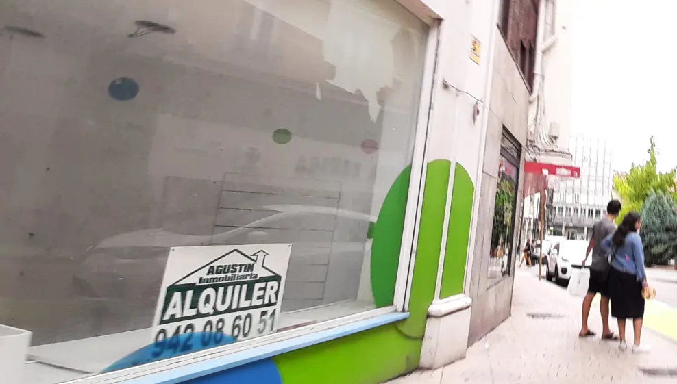 Un cartel de alquiler de un local en el centro de Torrelavega, donde proliferan. / S. D&iacute;az