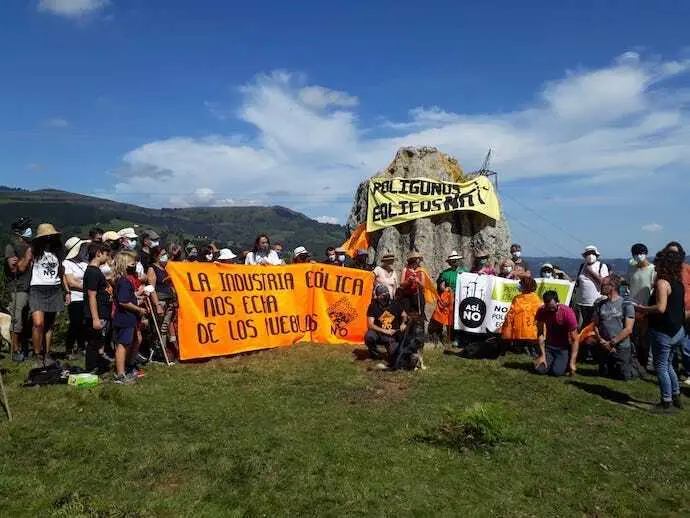 Pancartas en contra de los proyectos e&oacute;licos, delante de la Piedrona, Cantabria