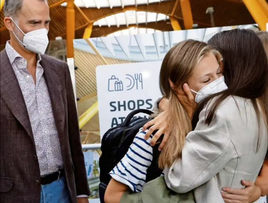 La princesa Leonor de Borb&oacute;n, junto a sus padres los Reyes Felipe y Letizia y su hermana la infanta Sof&iacute;a, momentos antes de emprender viaje ayer hacia Gales (Reino Unido). / Francisco G&oacute;mez